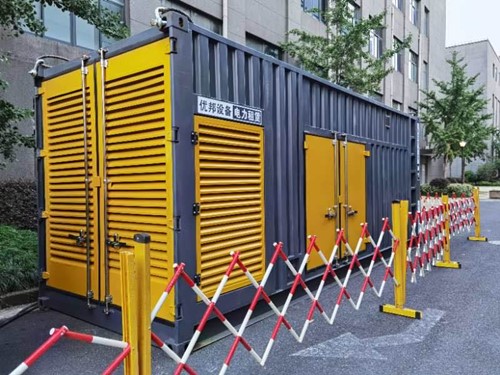 立山如何使用转速表检查发动机的转速？