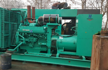 立山发电机组如何判断水冷式机油散热器内部是否需要清洗？